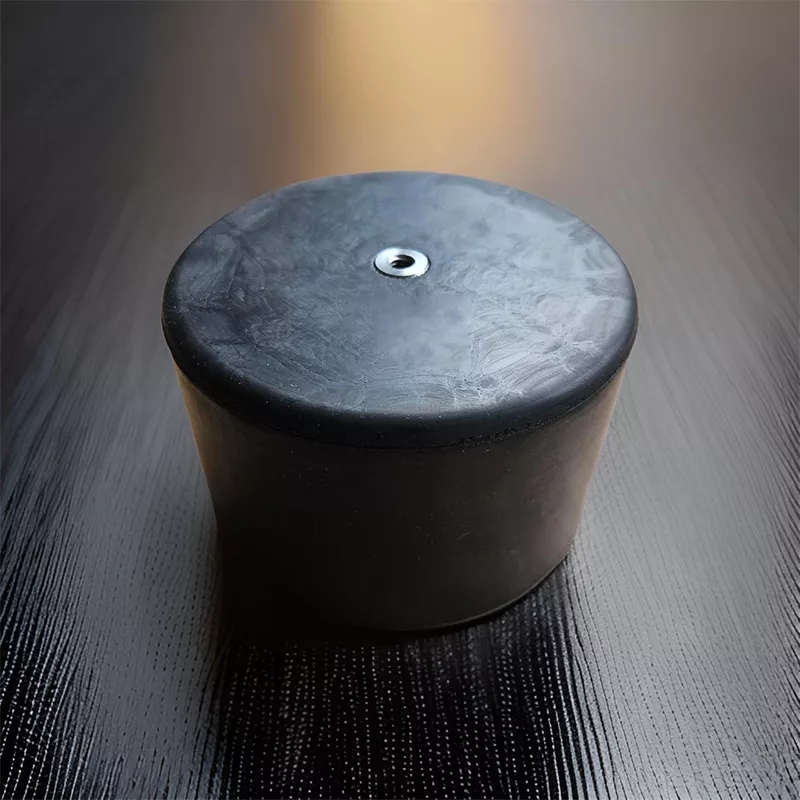 Gummiformteil mit Metalleinsatz auf dunklem Hintergrund